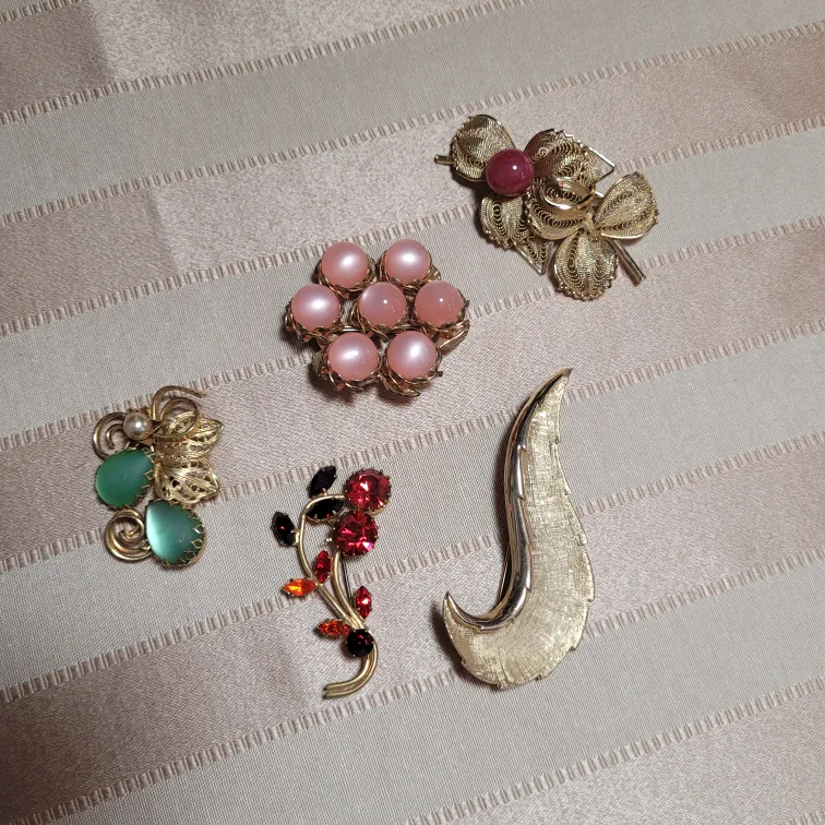 Beautiful Lot of 5 Vintage Brooches please see all pictures image indicator(10)