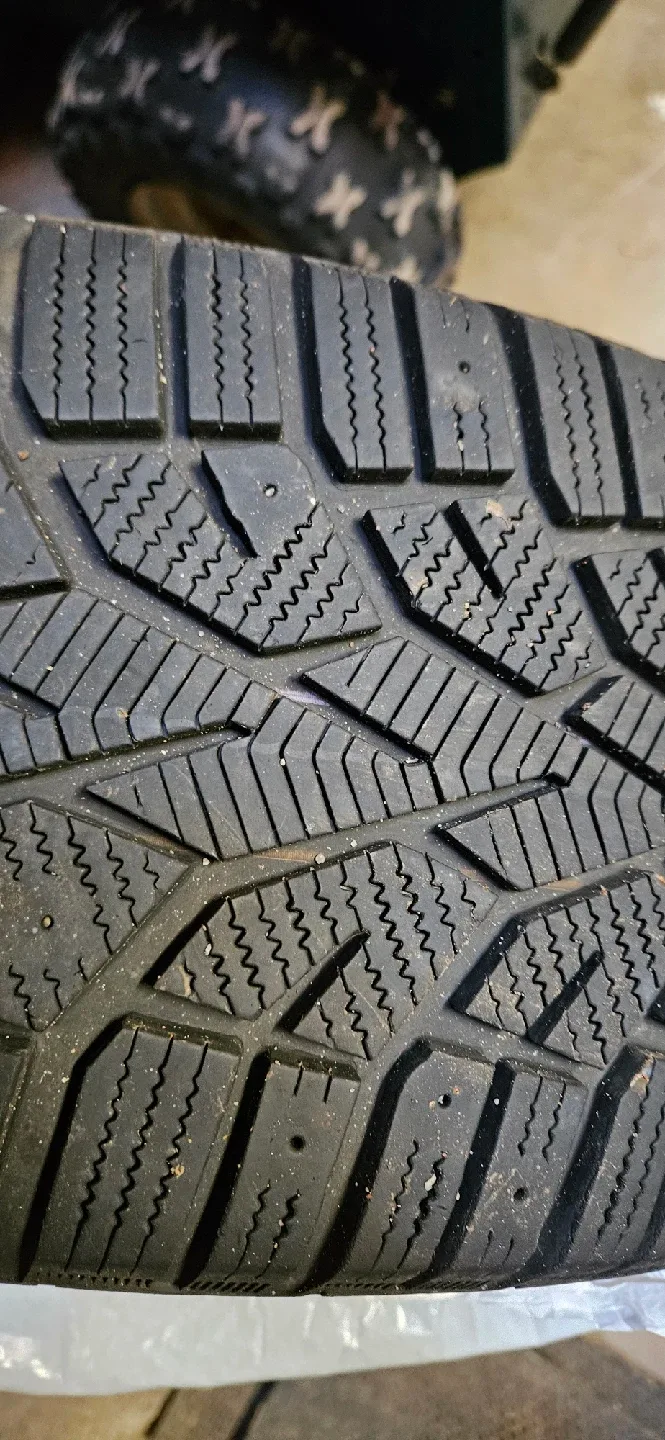 VW Golf GTI General AltiMAX Arctic 215/55R17 Winter Tire image indicator(3)