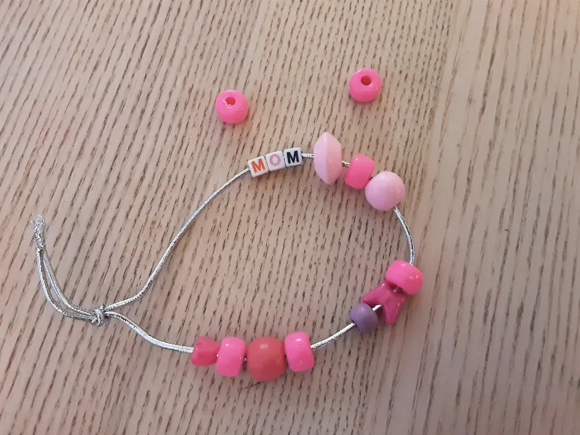 Handmade 'MOM' Beaded Bracelet with Painted Box image indicator(4)