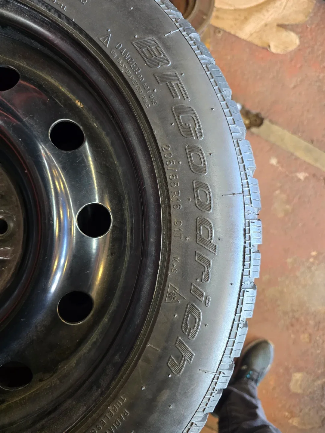 BFGoodrich Winter T/A KSI 205/55R16 91T Tire image indicator(5)