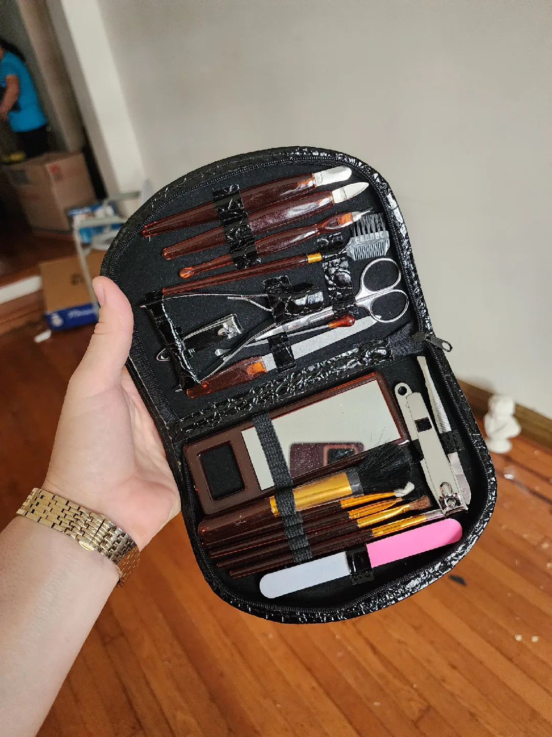 Manicure Set in Black Case image indicator(2)