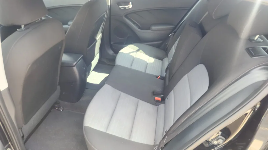 Black 2016 Kia Forte5 image indicator(6)