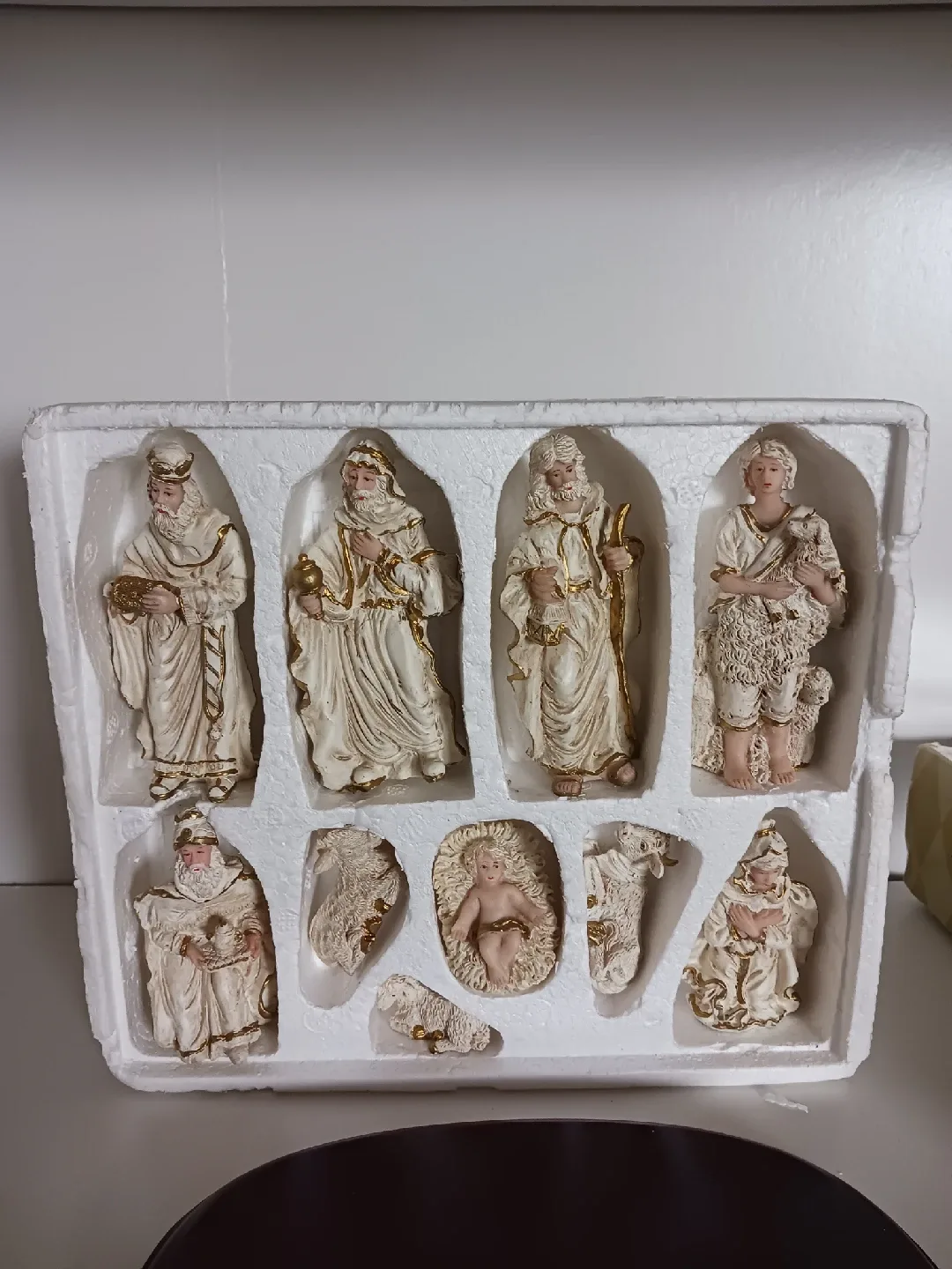 11-Piece Christmas Scene Wooden Base – Baby Jesus, Mary & others image indicator(3)