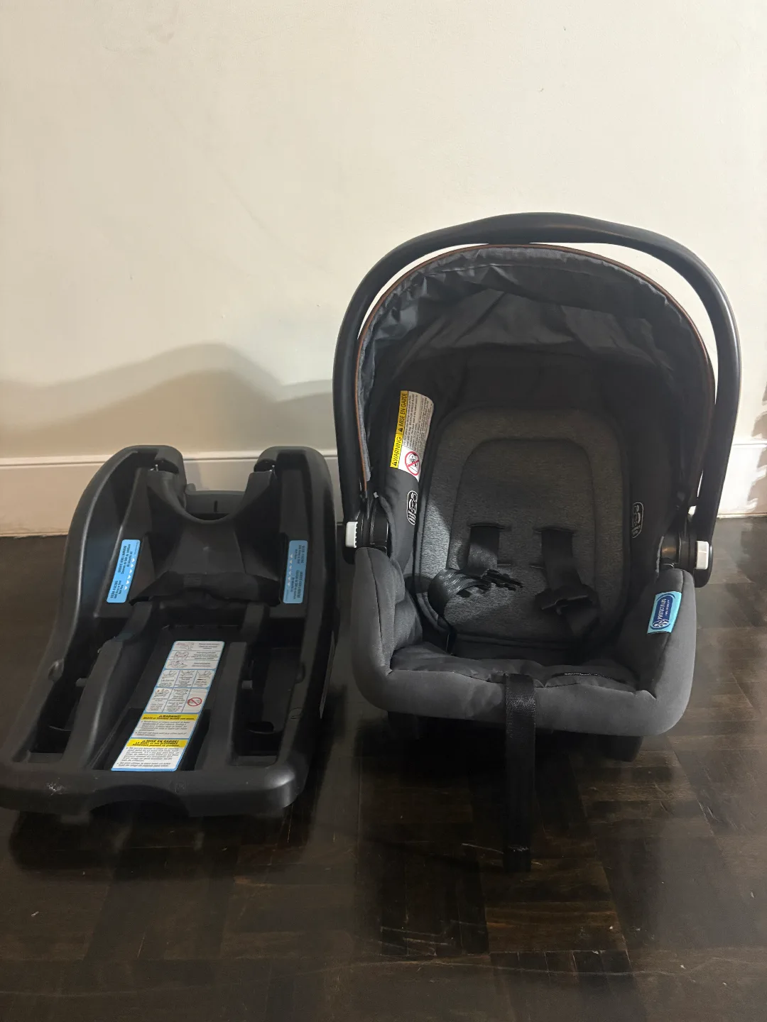 Graco car seat with Base BRAND NEW image indicator(2)