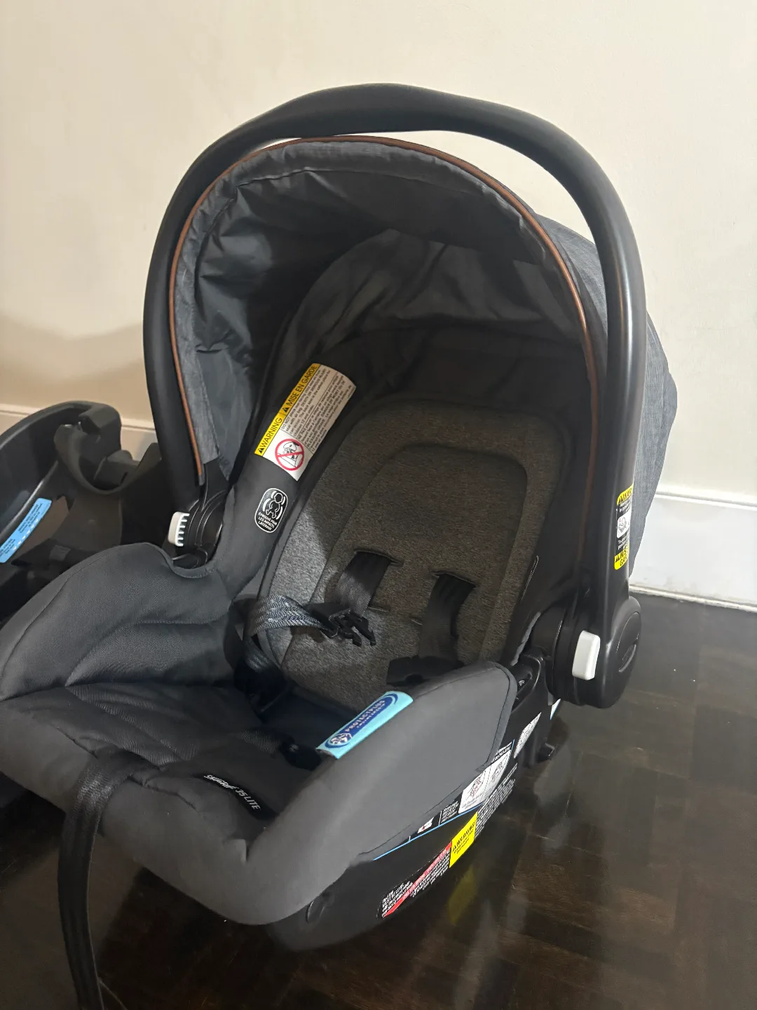 Graco car seat with Base BRAND NEW image indicator(4)