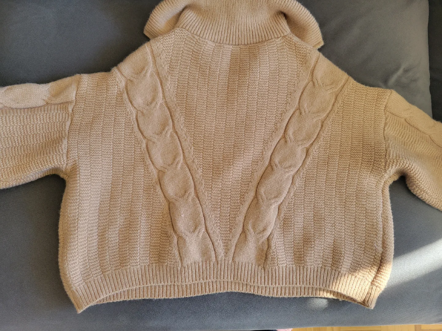 Cropped sweater tag on - Size M image indicator(3)