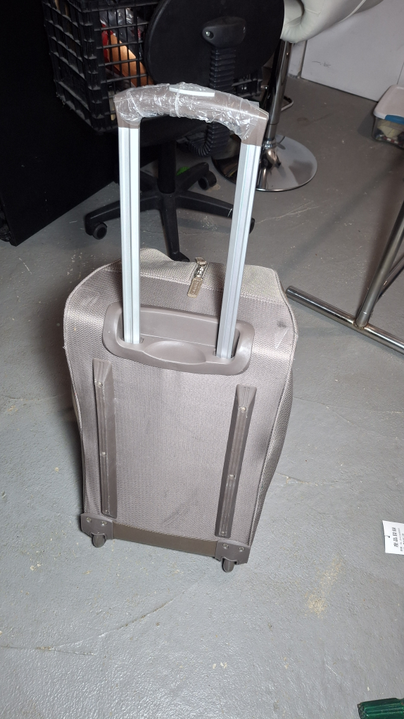 Calvin Klein Rolling Carry-On Luggage ❤️ - photo 5