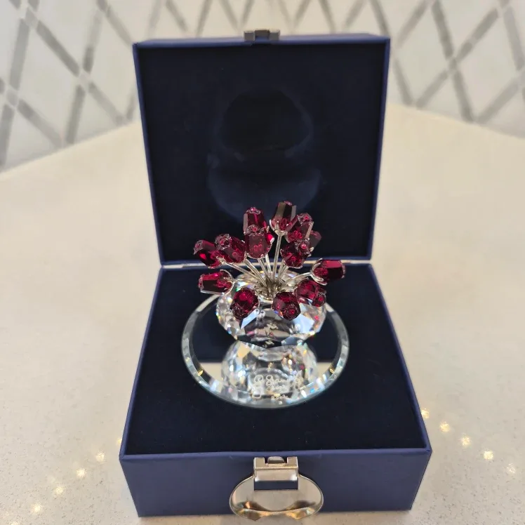Swarovski Crystal Red Rose Bouquet image indicator(2)