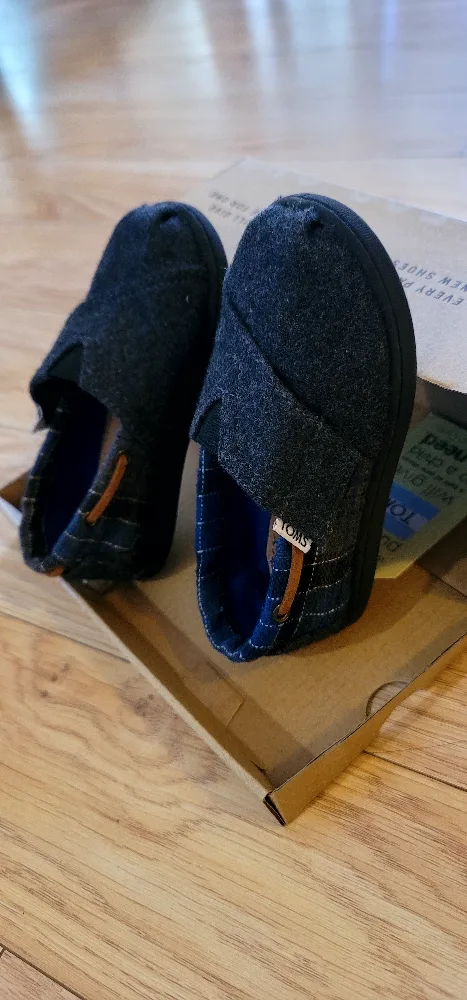 TOMS Kids' Shoes Size T8, Like New image indicator(4)