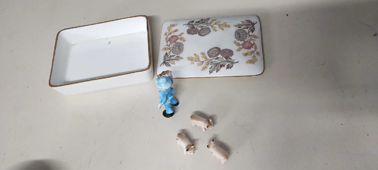 Wedgwood Lichfield Trinket Box with Figurines - photo 2