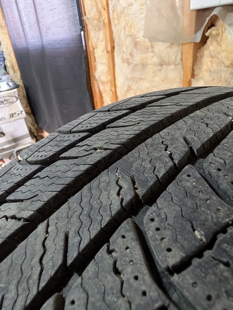 (4)-225/65R17 Michelin X-Ice Winter Tires image indicator(2)