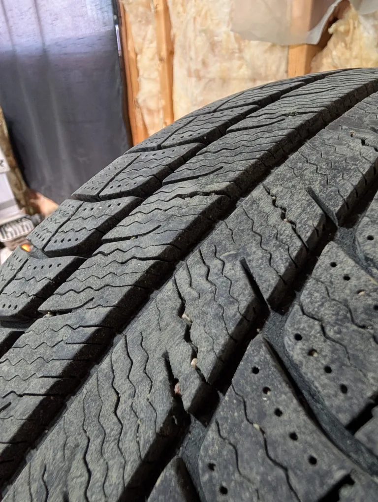 (4)-225/65R17 Michelin X-Ice Winter Tires image indicator(5)