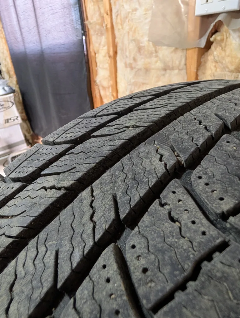 (4)-225/65R17 Michelin X-Ice Winter Tires image indicator(6)