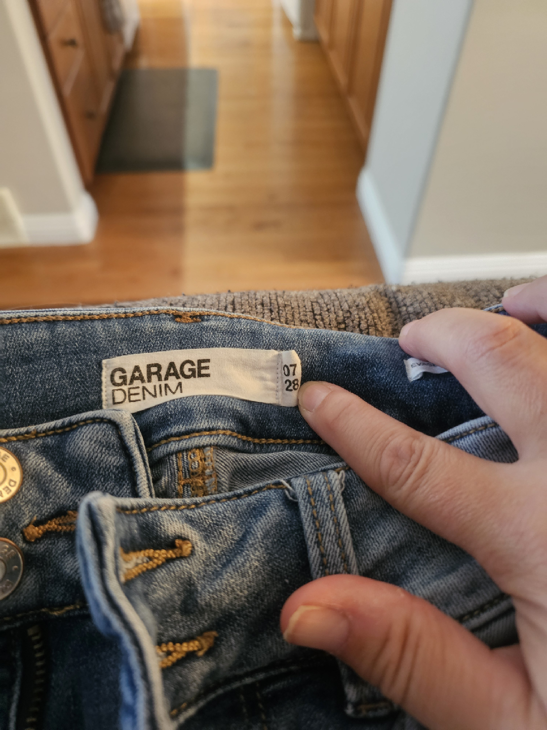 Garage Denim Jeans & 4 Tops - Size 28 - photo 4