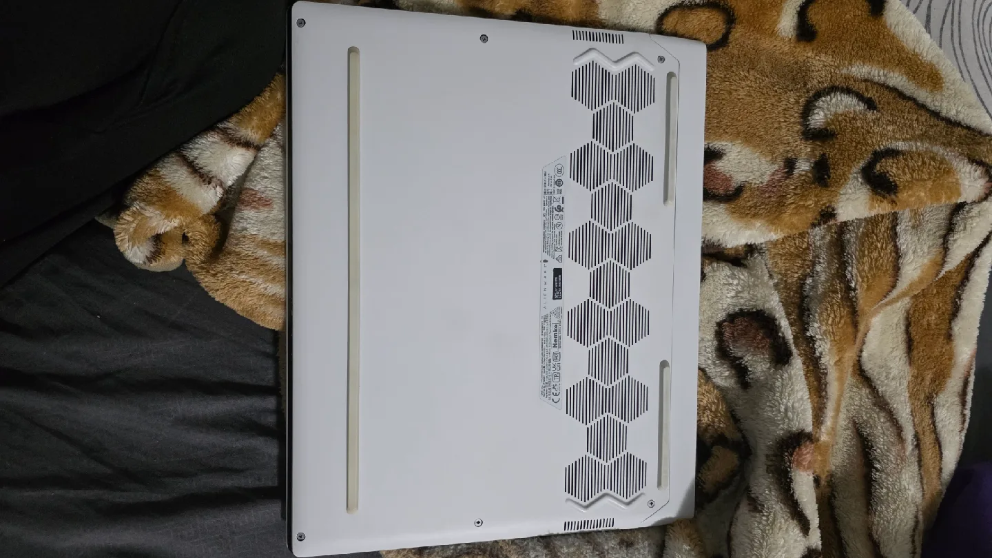 Dell Alienware x14 Laptop image indicator(4)