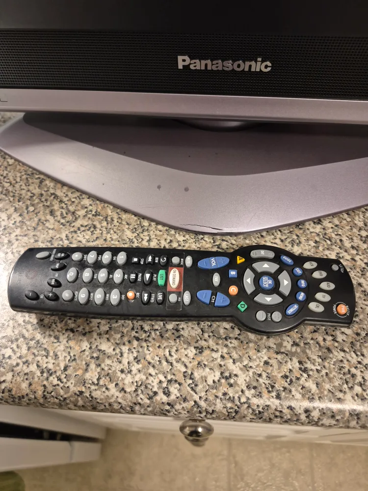 28" LCD Flat-Screen 2007 Viera Panasonic TV 🖥 & Remote!! image indicator(8)