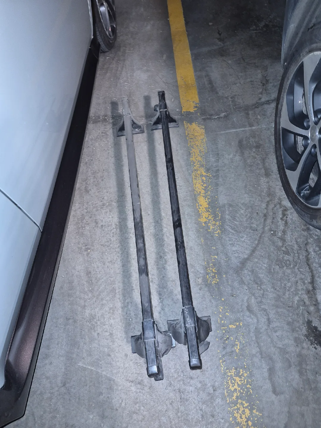 SportRack A21040 Roof Rack with Thule cross bars image indicator(2)