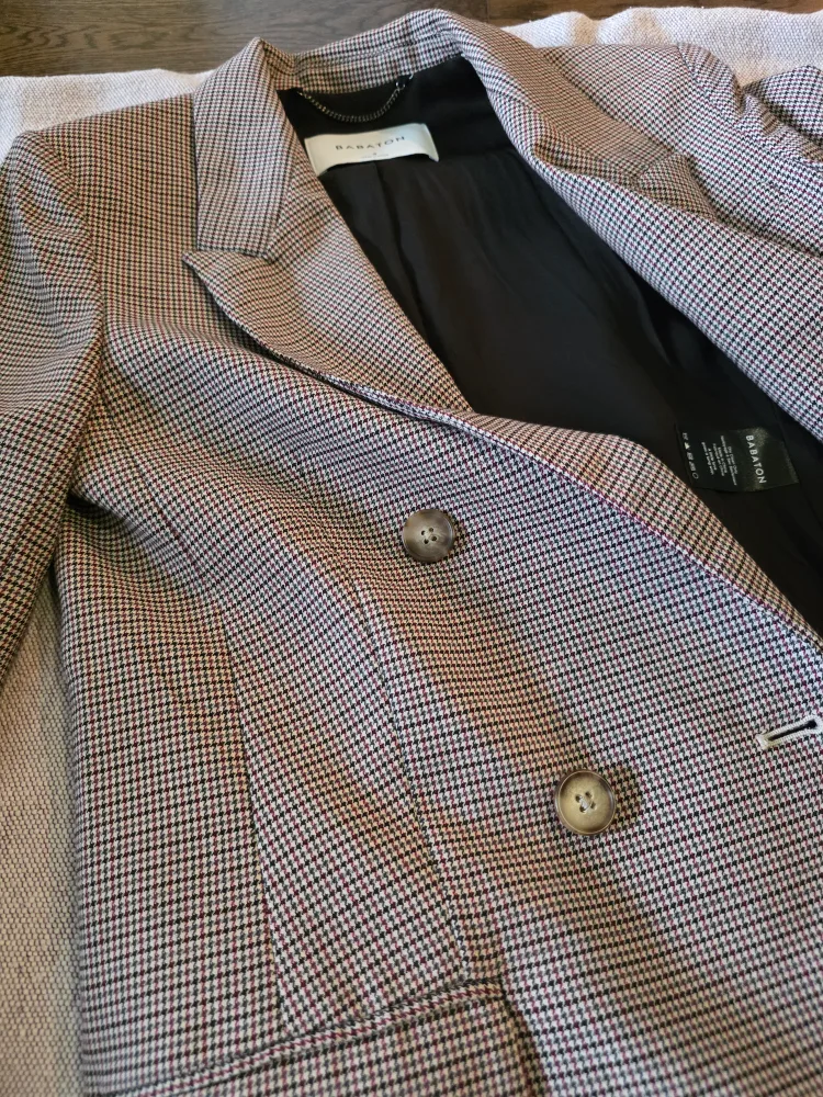 Aritzia Babaton Plaid Blazer - Size 4 image indicator(3)