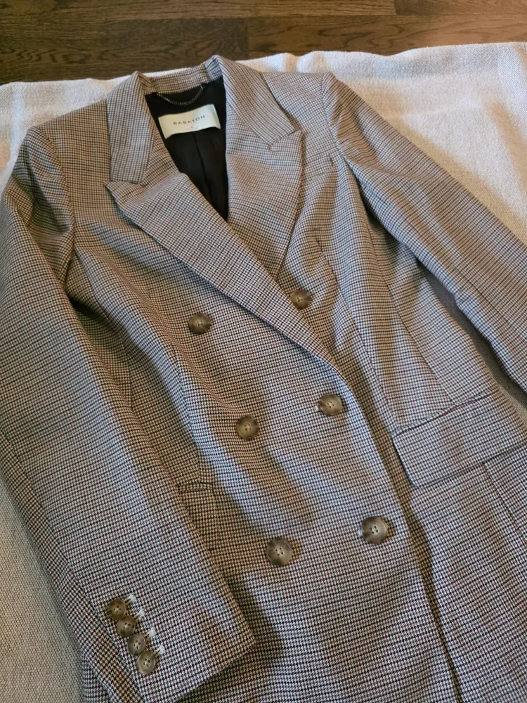 Aritzia Babaton Plaid Blazer - Size 4 image indicator(4)