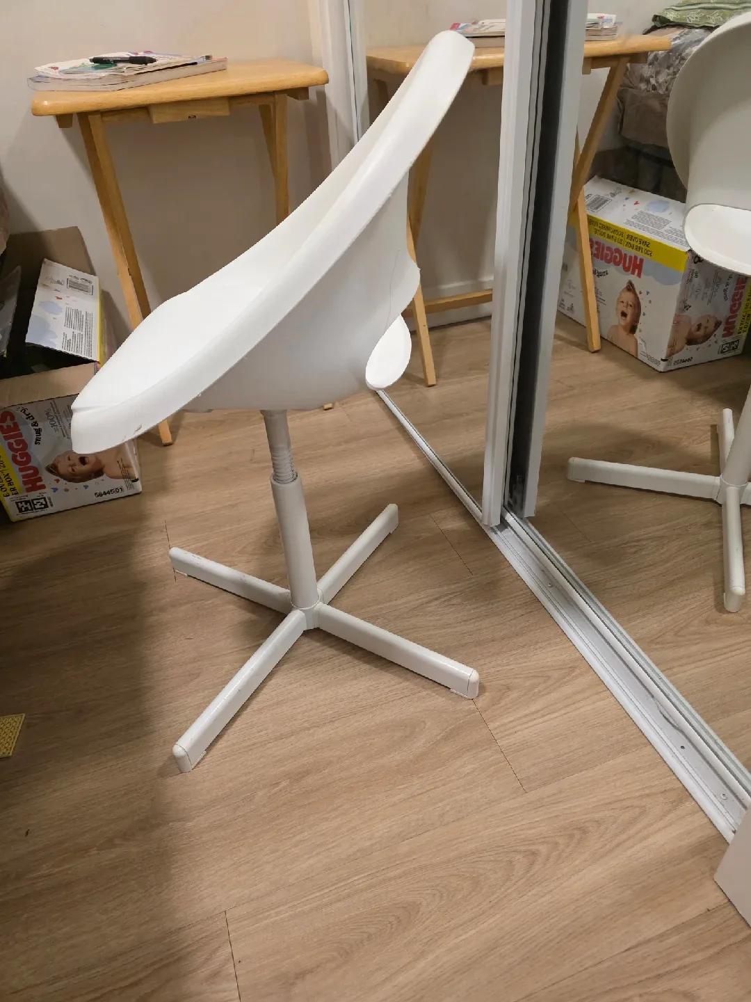 IKEA White Swivel Chair image indicator(2)