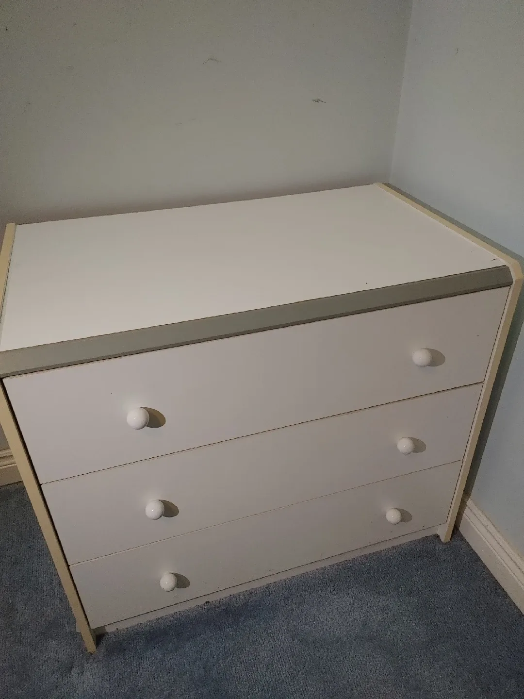 🎃LARGE THREE DRAWER WHITE DRESSER GREAT CONDITION. image indicator(2)