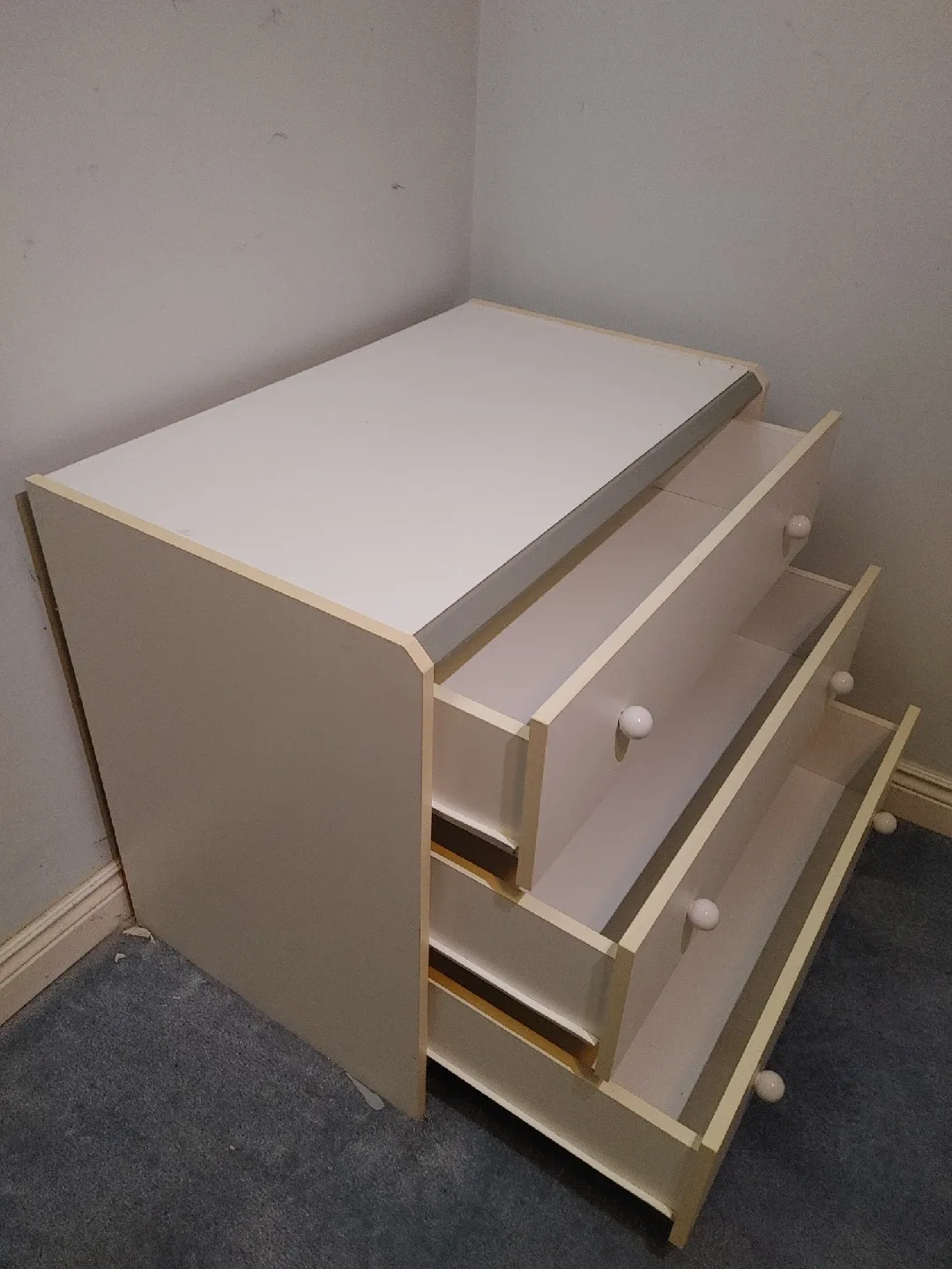 🎃LARGE THREE DRAWER WHITE DRESSER GREAT CONDITION. image indicator(3)