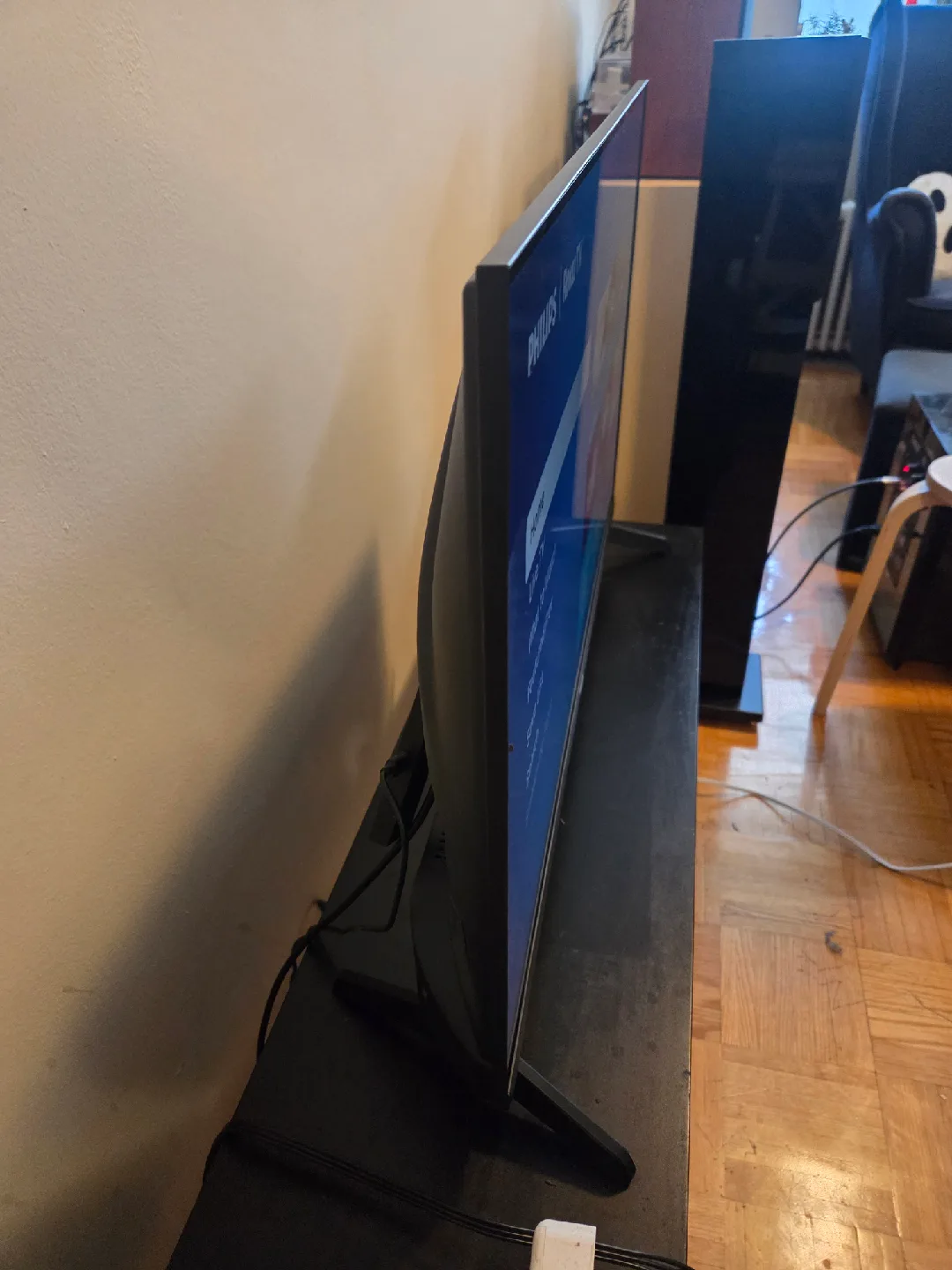 Philips 32" QLED Roku TV 1080p image indicator(2)