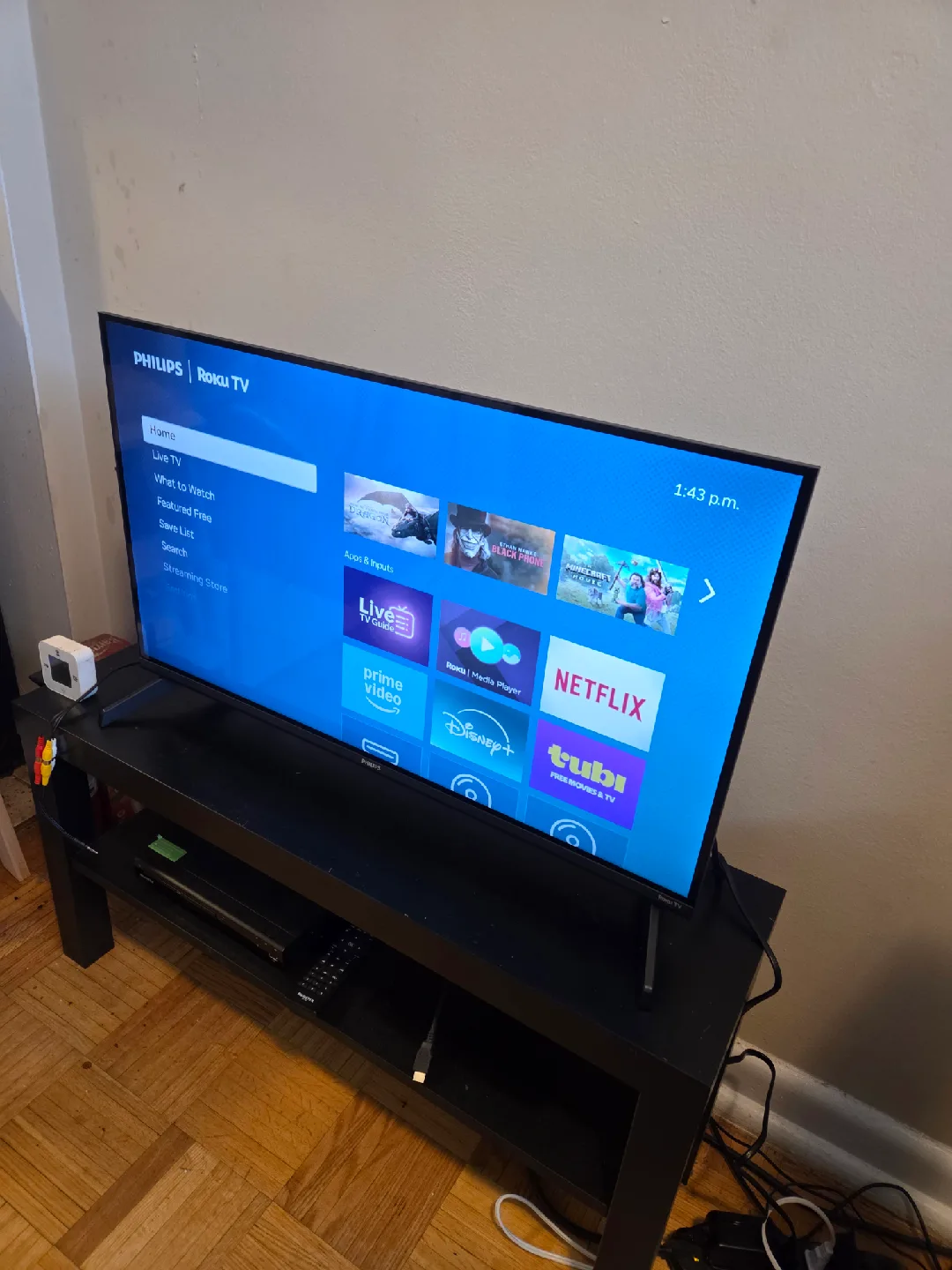 Philips 32" QLED Roku TV 1080p image indicator(3)