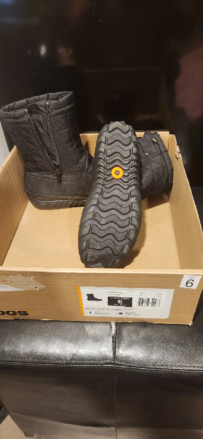 Bogs Snowday II Black Boots - Size 6 image indicator(6)