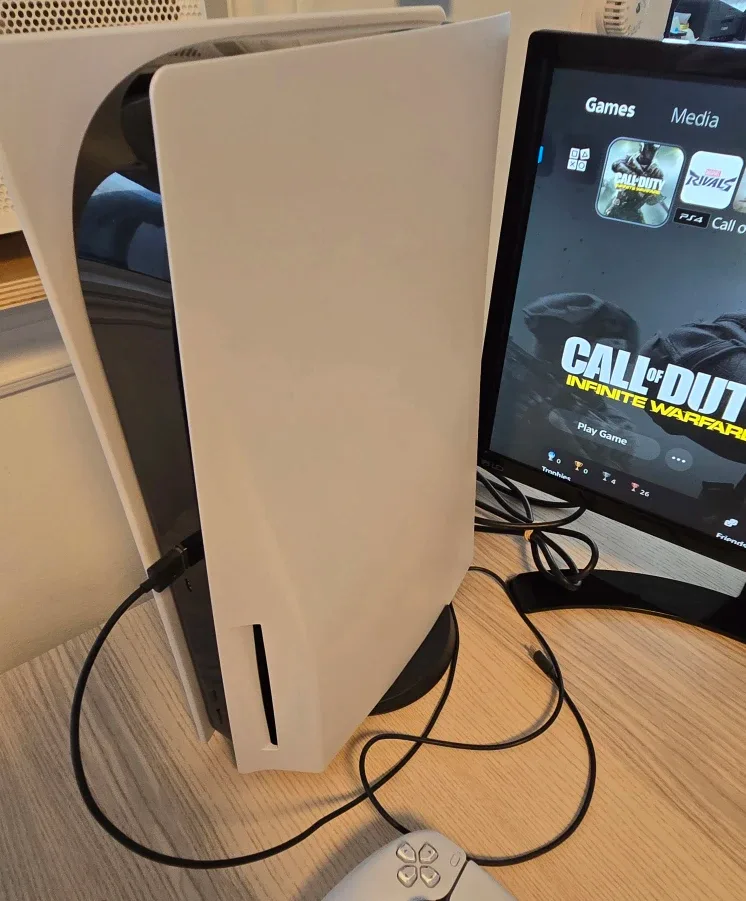 PS5 disc. (No scam) With controller and cables. No issues. image indicator(4)