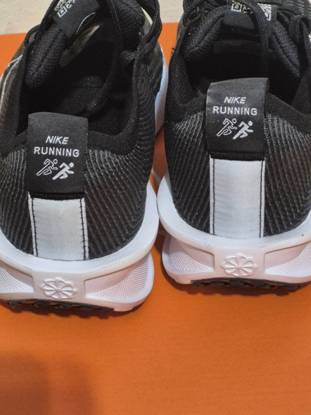 Nike Interact Run Black/White - Size 7 US - photo 3