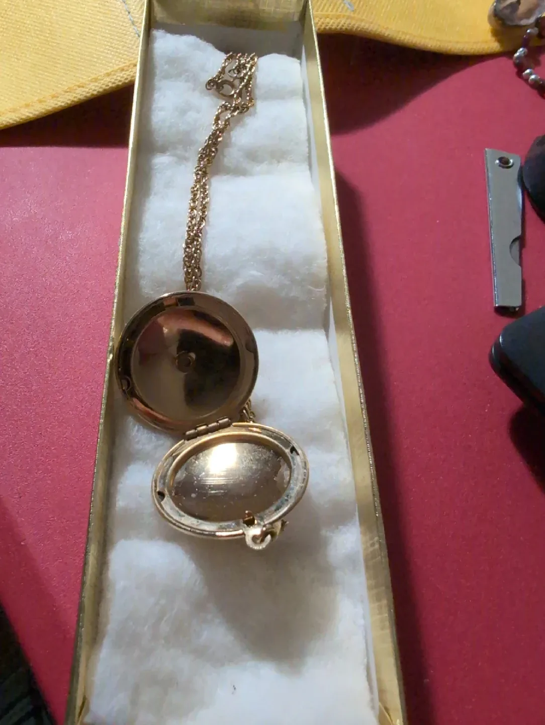Vintage Gold Tone Locket Necklace image indicator(2)