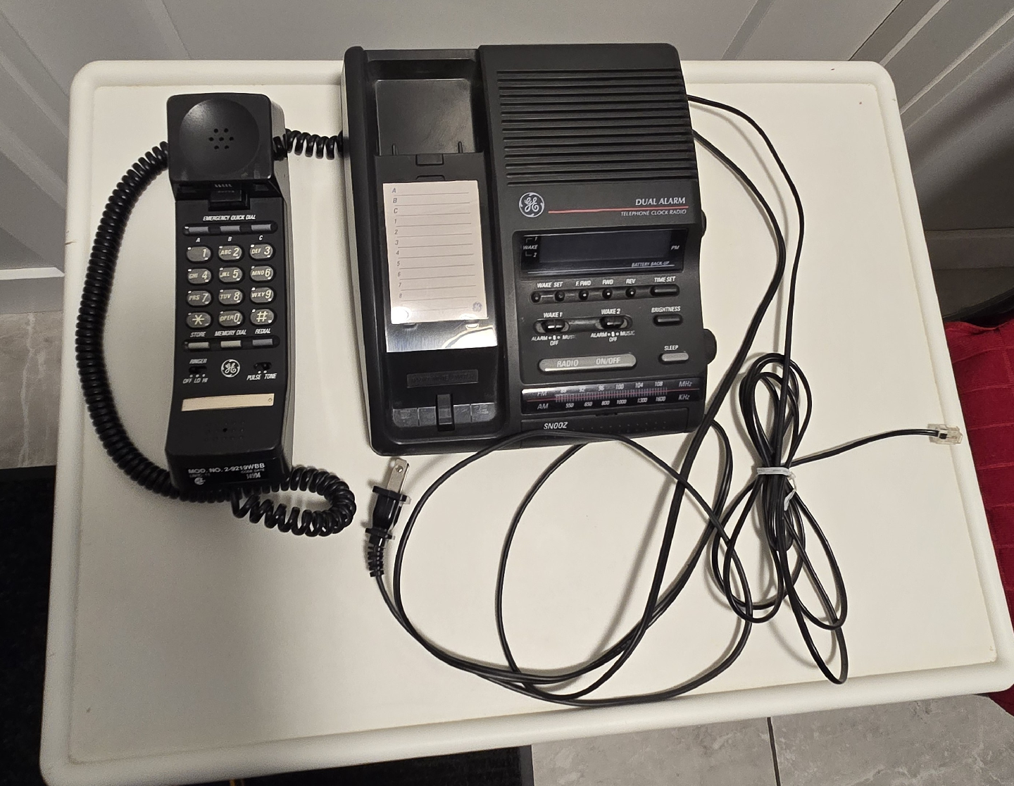 GE Dual Alarm Telephone Clock Radio - photo 2