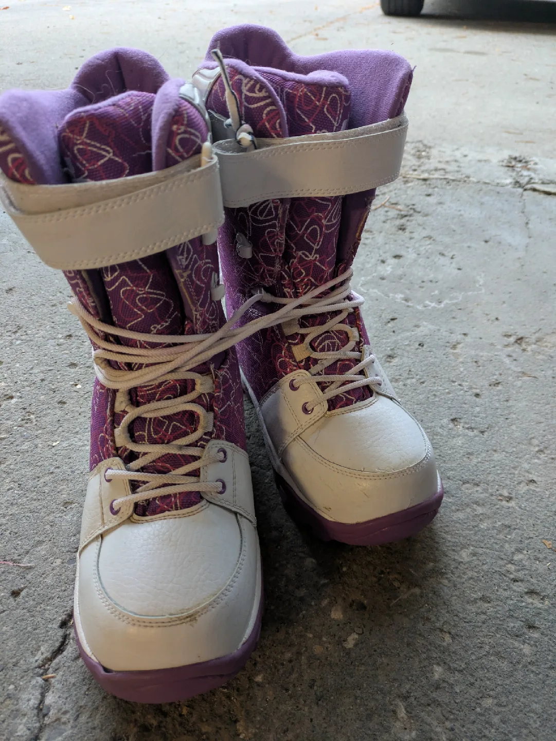B.um Snowboard Boots - Purple & White size 7,5 image indicator(2)