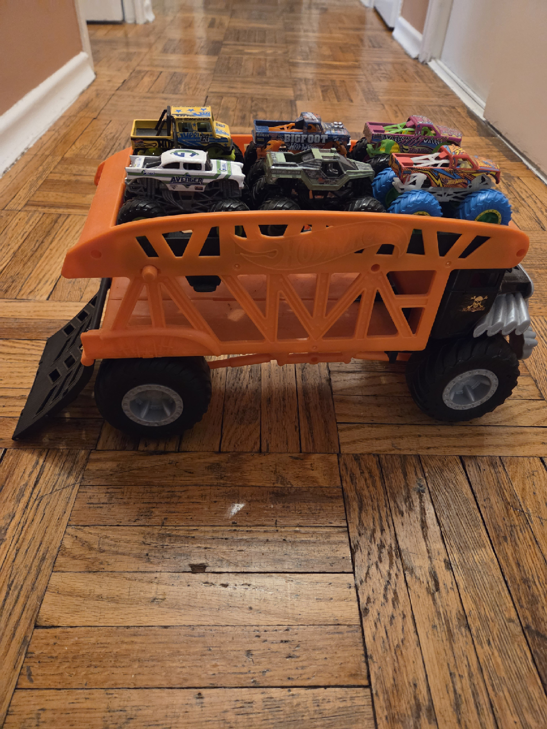 Hot Wheels Monster Truck Carrier with 10 Trucks