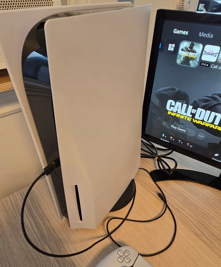 No scam. Real PS5 disc. With controllers and cables. No issues. image indicator(4)