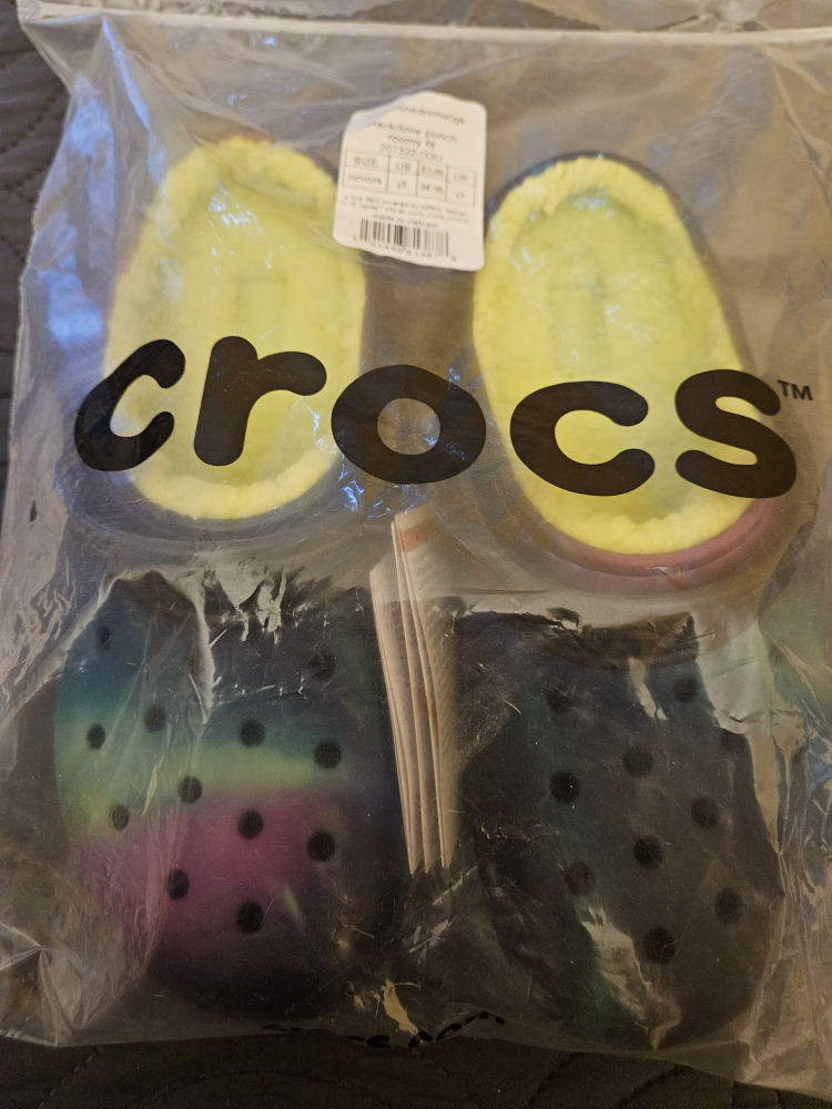 size 3 Crocs Roaming TX Clog, US Size 3
