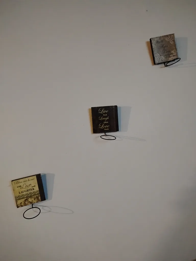 Love Lives Here Wall Decor image indicator(2)