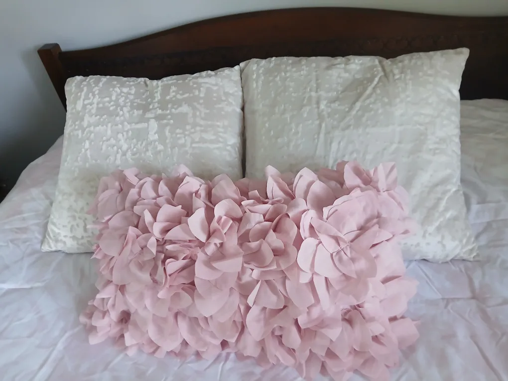 Twin comforter and pillow sham set image indicator(5)