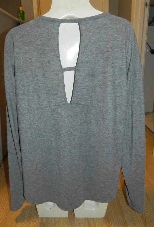 Womens under armour long sleeve(pic of back)..size L thumbnail
