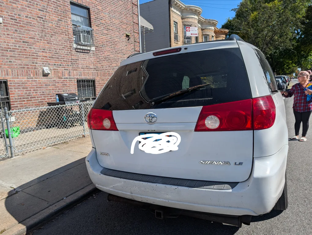 2009 Toyota Sienna LE minivan  - White image indicator(7)