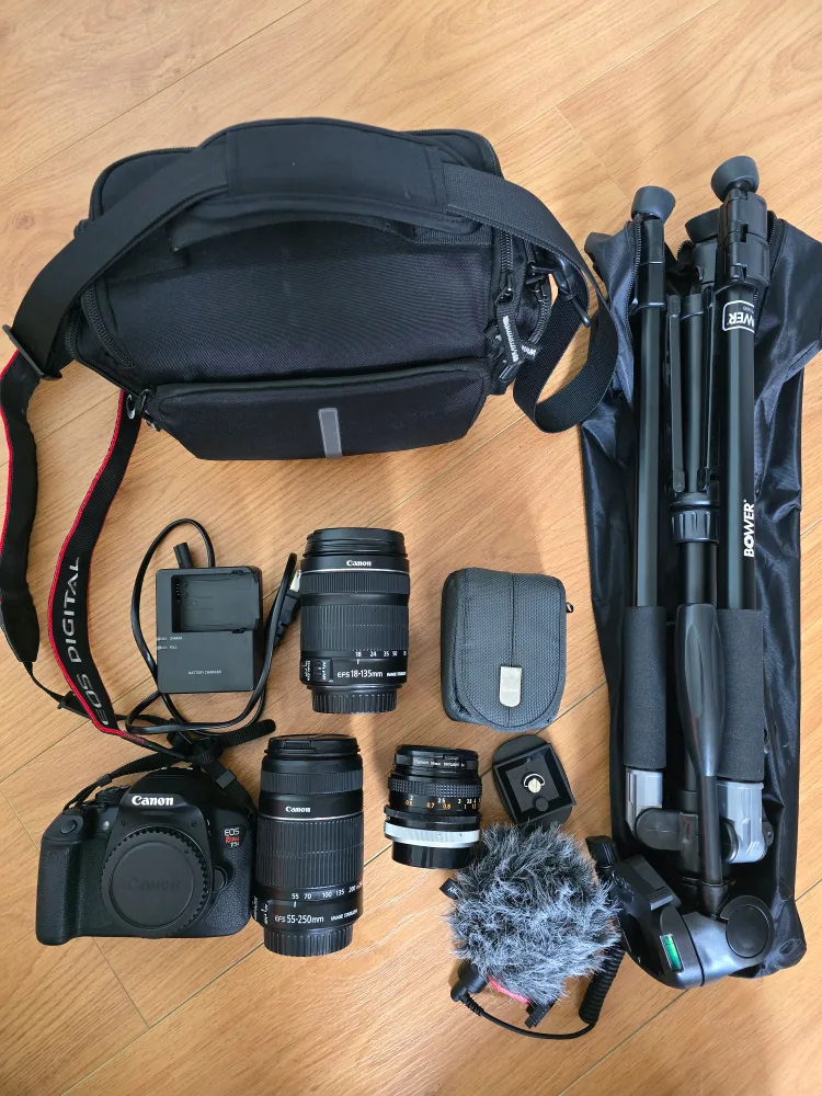Canon T5i DSLR Full Kit thumbnail