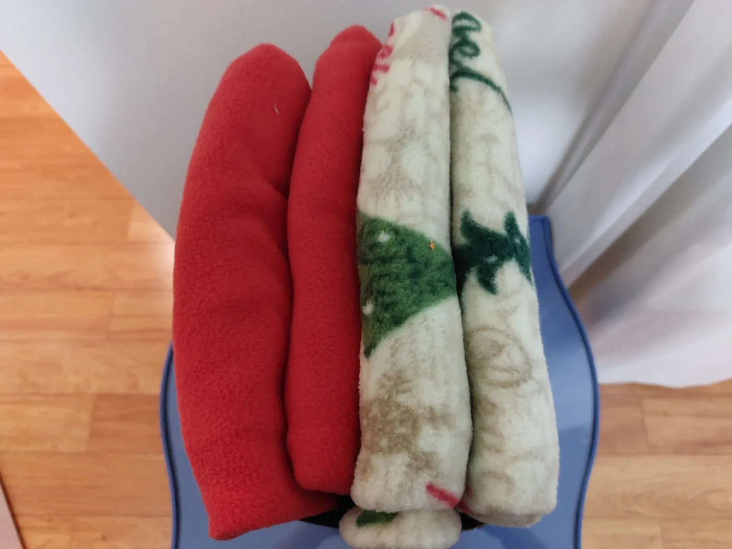 No Sew Fleece Throw - Holiday Theme - 72x60 in image indicator(2)