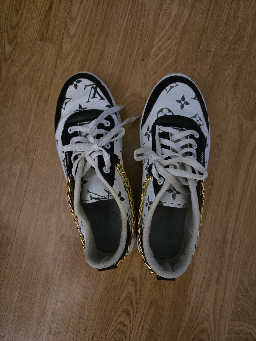 Louis Vuitton White/Black Sneakers thumbnail