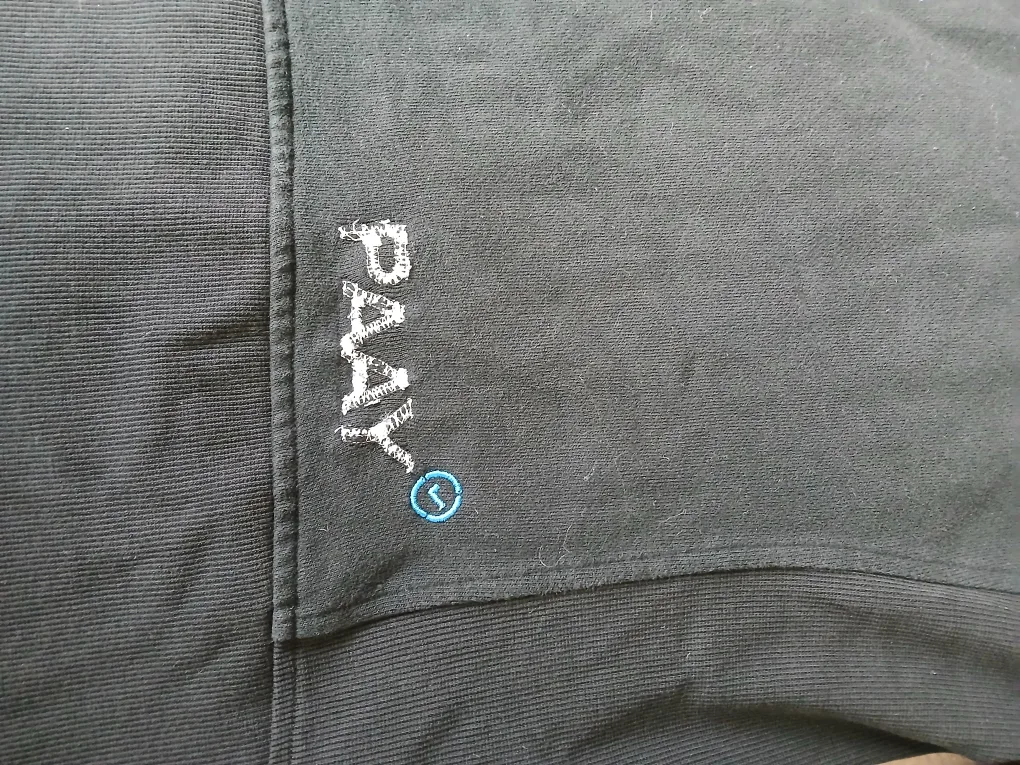 🆓️ Lululemon black zip up, size small (S) #freecycle 🥕 image indicator(5)