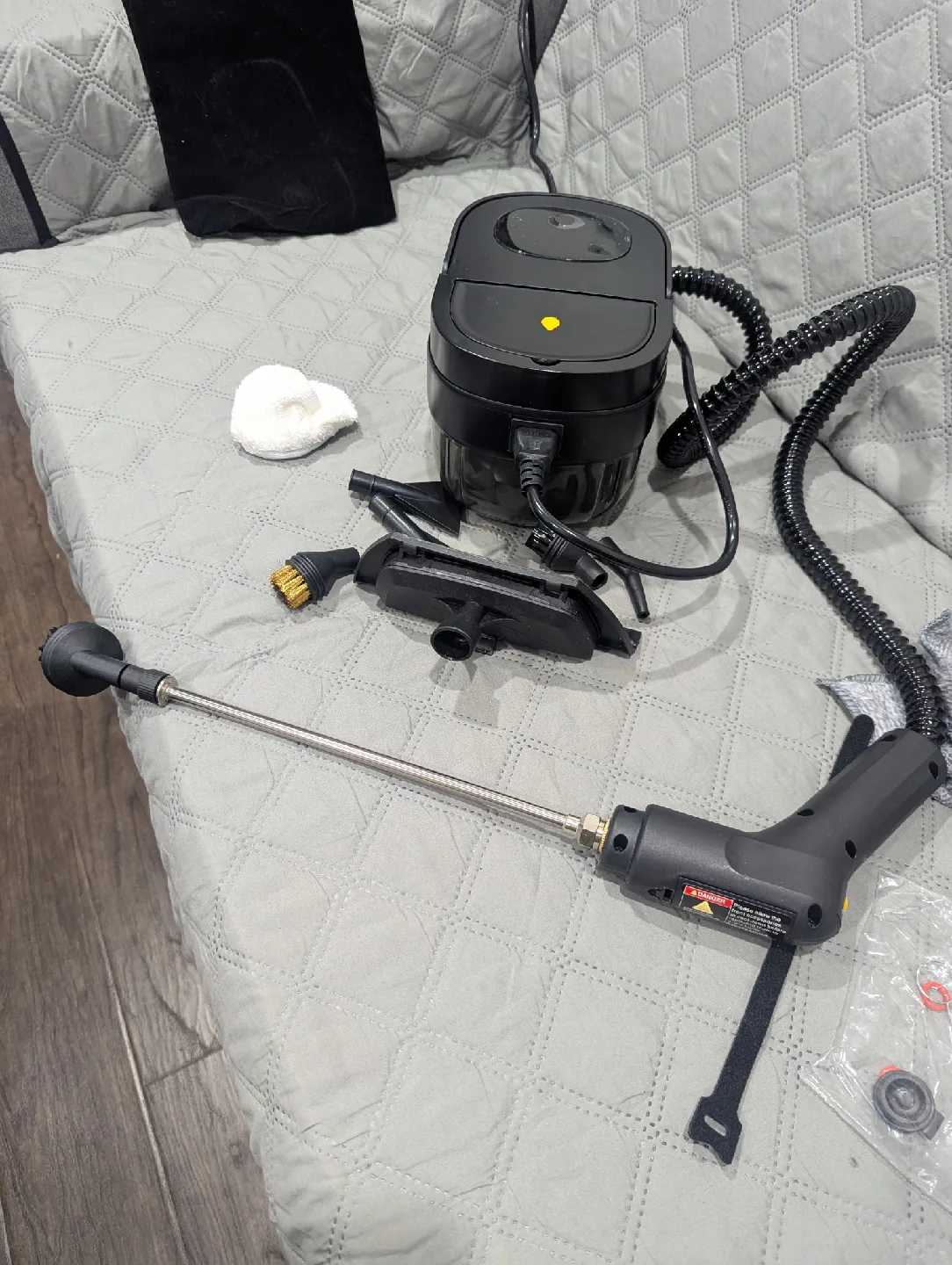 YUBOLAX Steam Cleaner - Like New! image indicator(5)