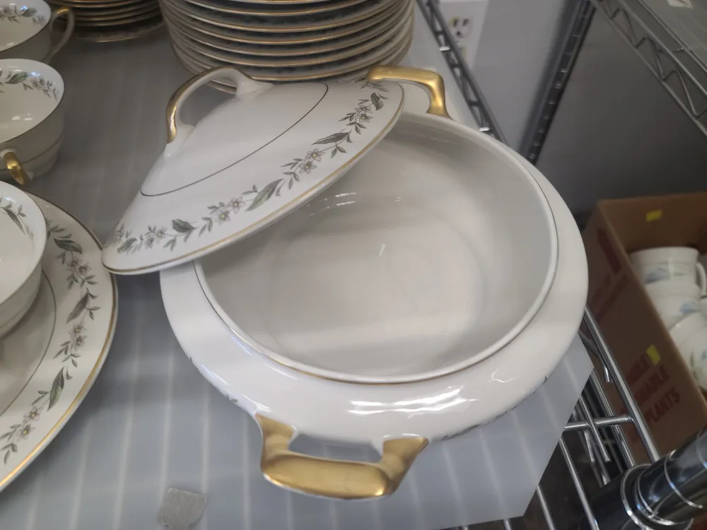 Vintage Royal jackson China Set image indicator(4)