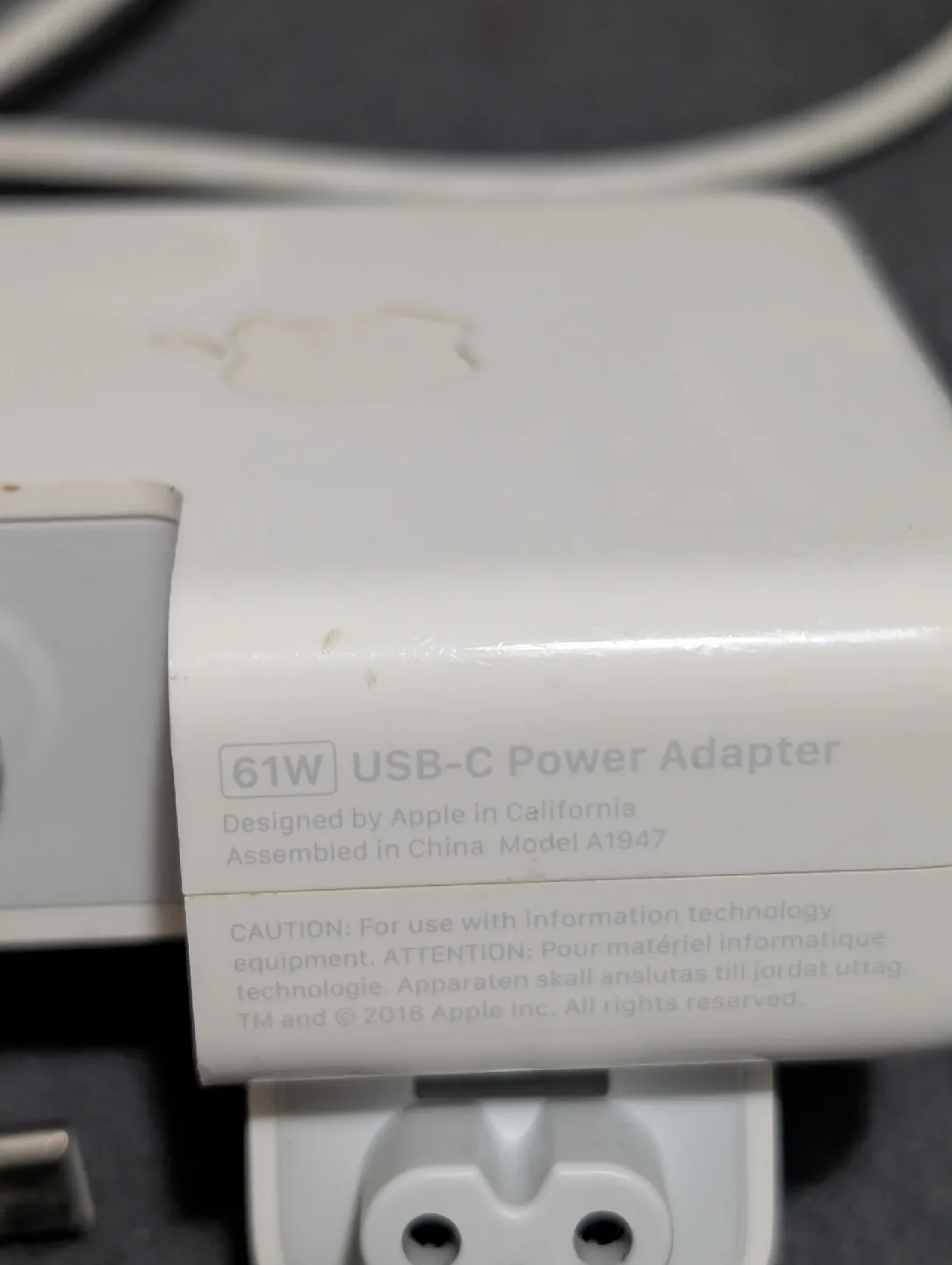 Apple 61W USB-C Power Adapter Model A1947 image indicator(4)