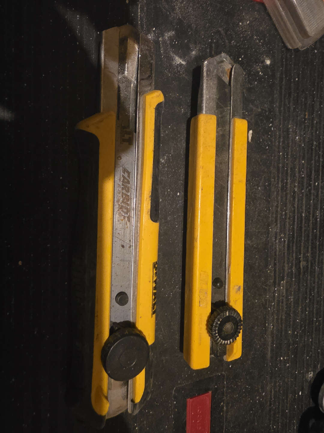 Used Dewalt & Carbide Edge Utility Knives - photo 2
