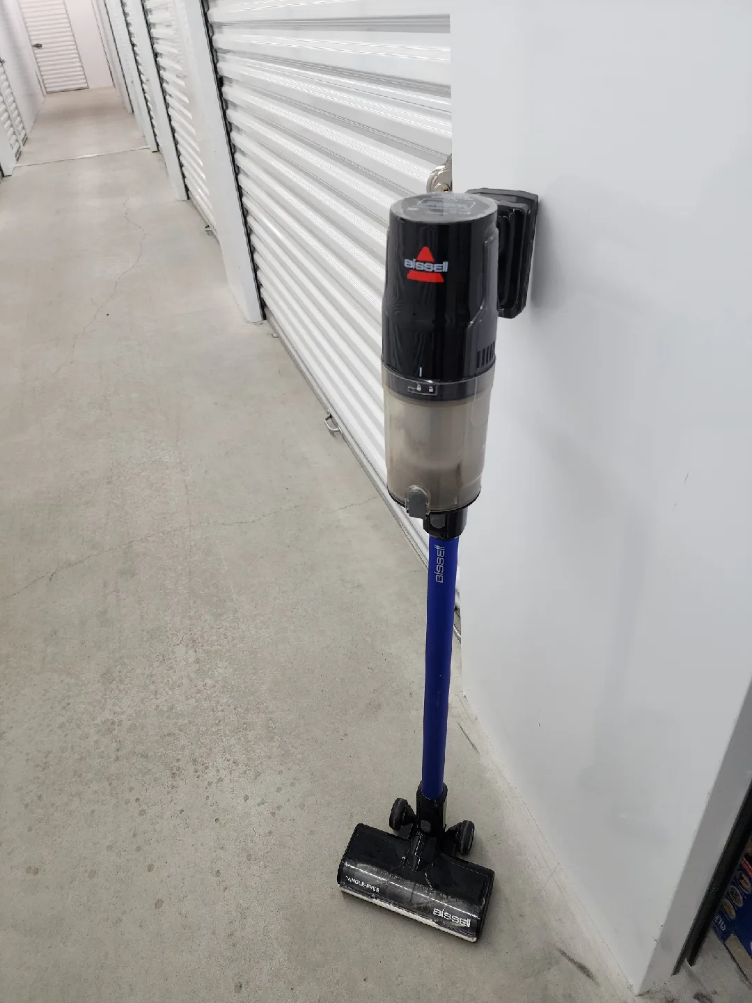 Bissell FeatherWeight Stick Lightweight Bagless Vacuum image indicator(3)